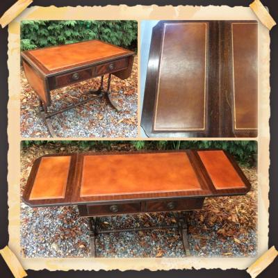Petite table d appoint de style anglais travail de patine sur le cuir pour donner un aspect ancien et fine dorure